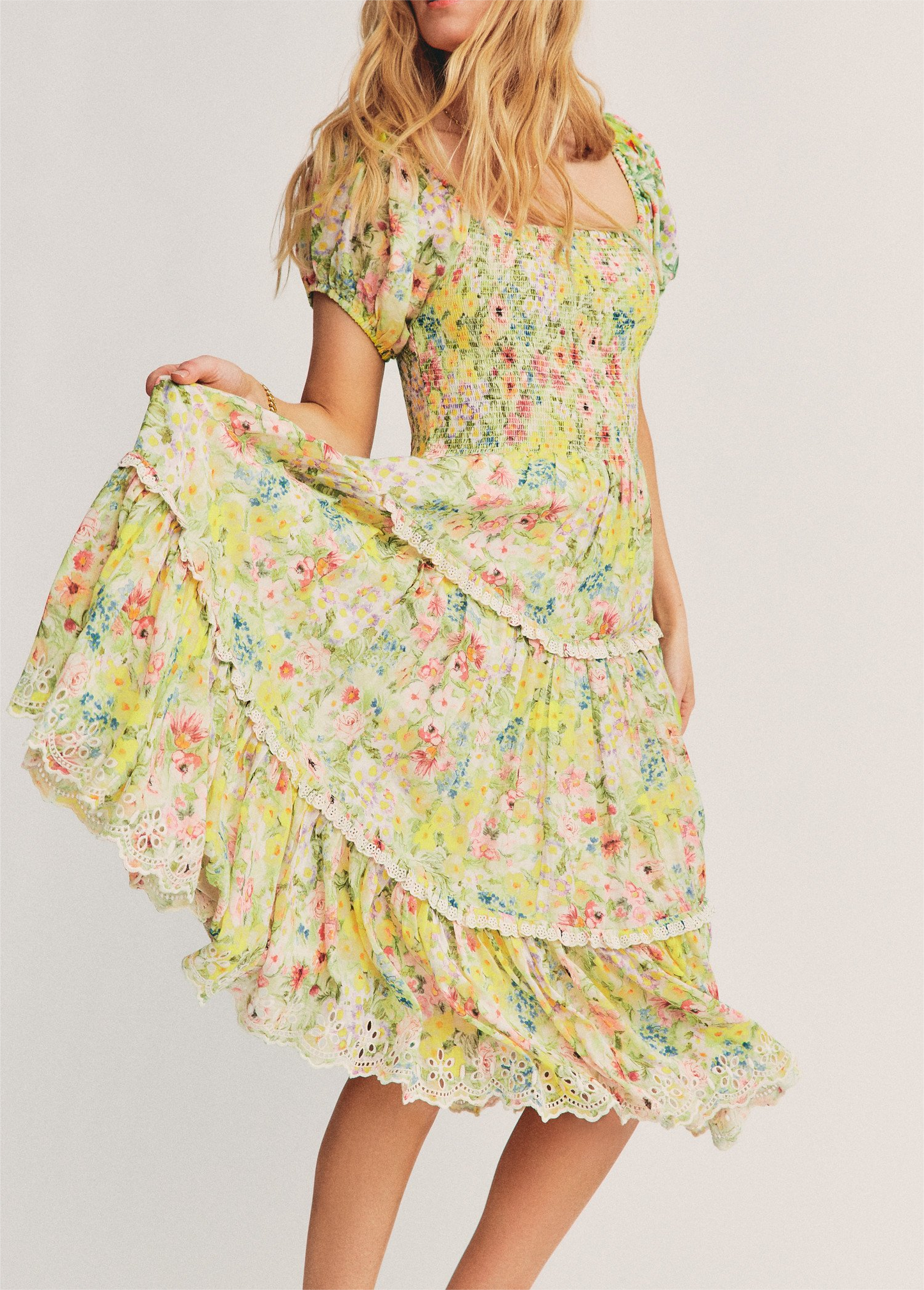 Vestido de verano para mujer, cuello cuadrado, manga corta, cintura alta, costuras anudadas, estampado floral con orillo de hilo.