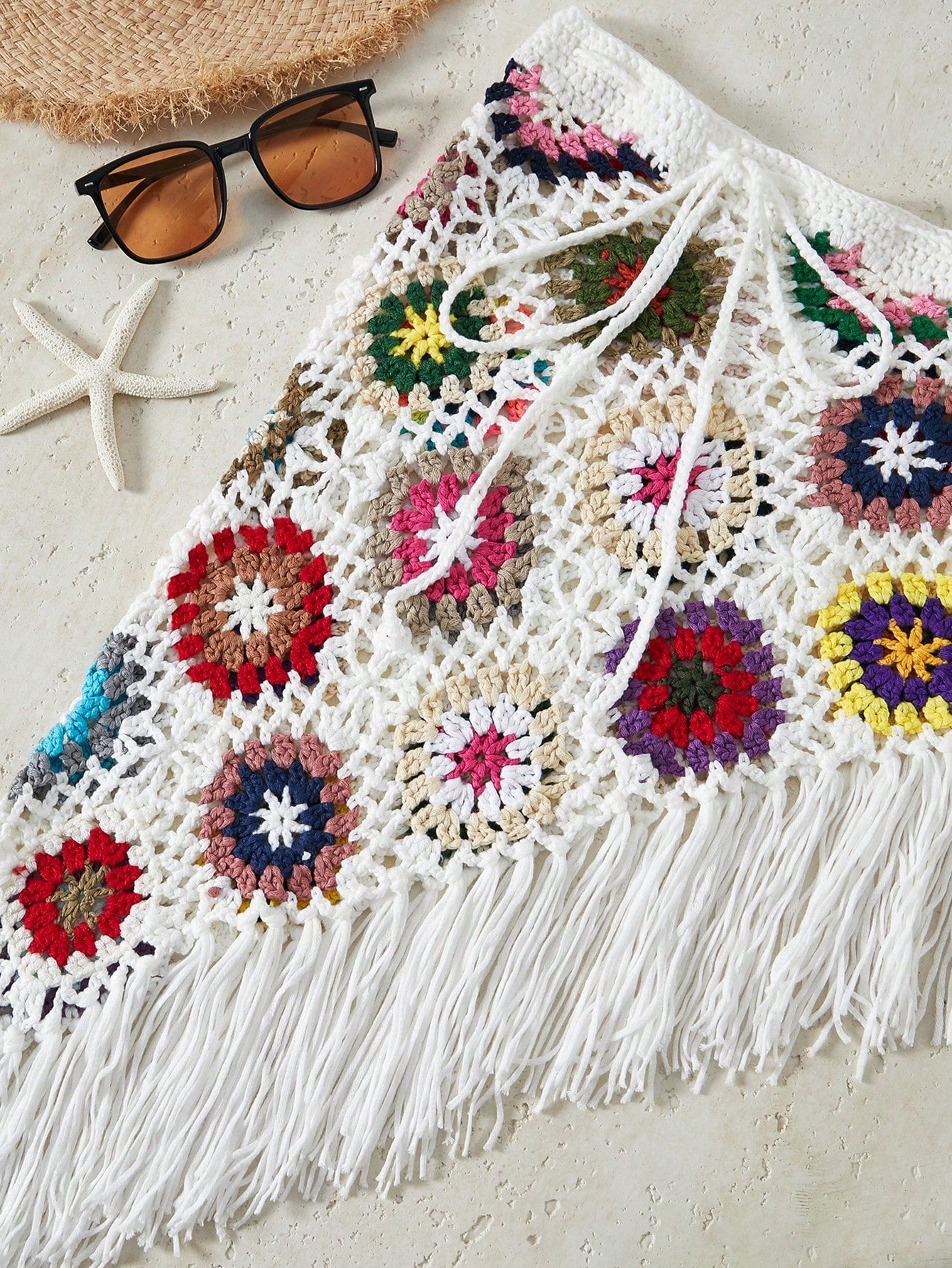 Falda tejida a mano estilo bohemio Bikinx con bloques de color irregulares y detalle de borlas