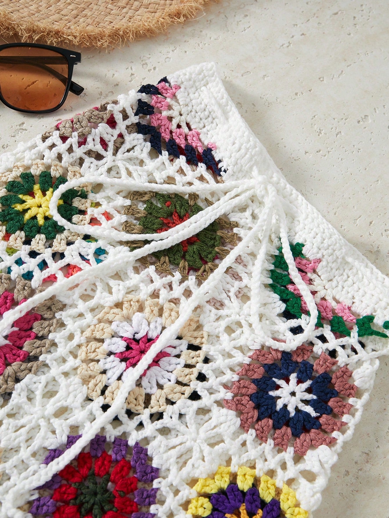 Falda tejida a mano estilo bohemio Bikinx con bloques de color irregulares y detalle de borlas