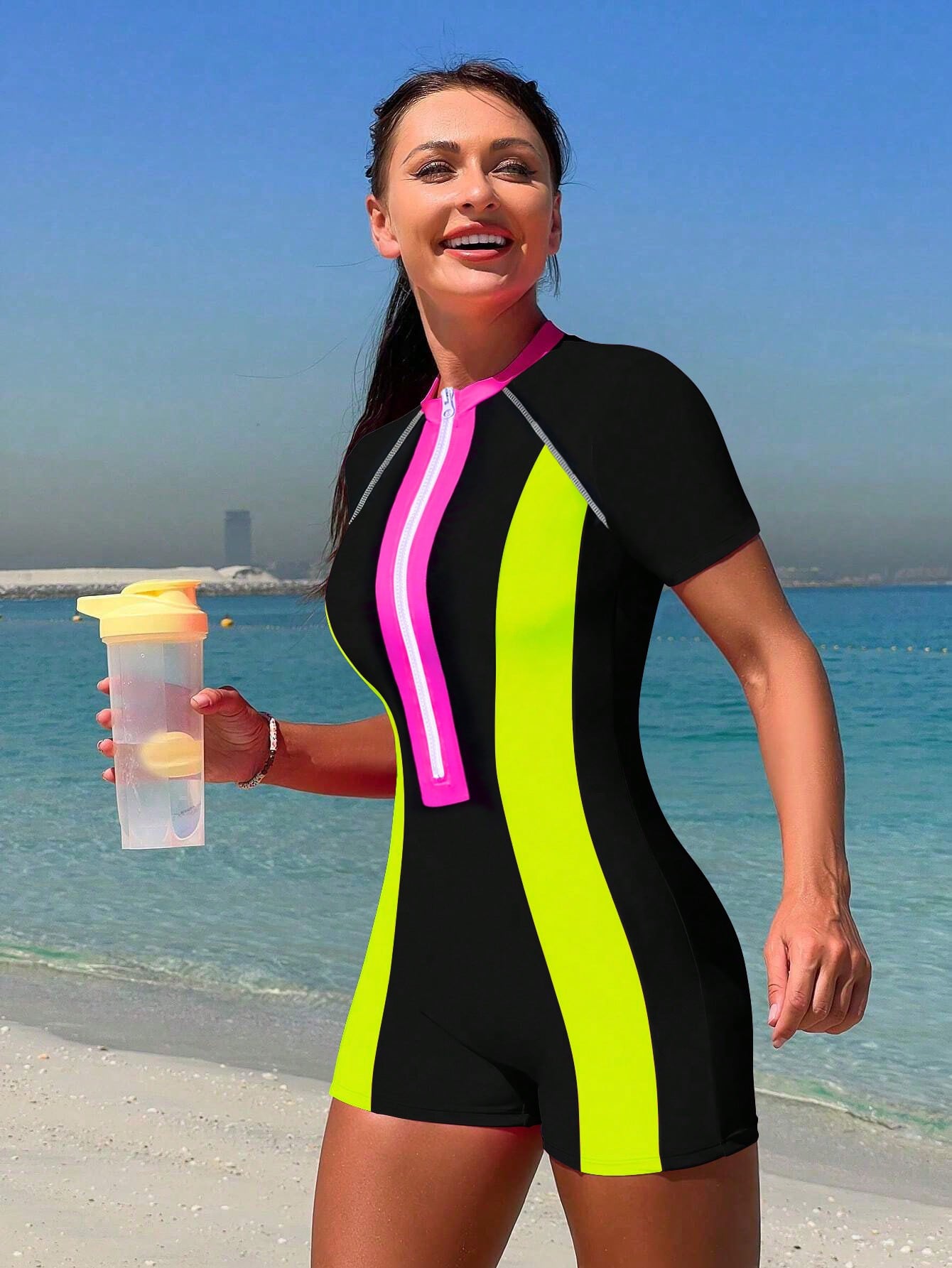 Traje de baño de una pieza Bikinx Summer Beach con cremallera y manga corta para surfear con paneles de neón en contraste