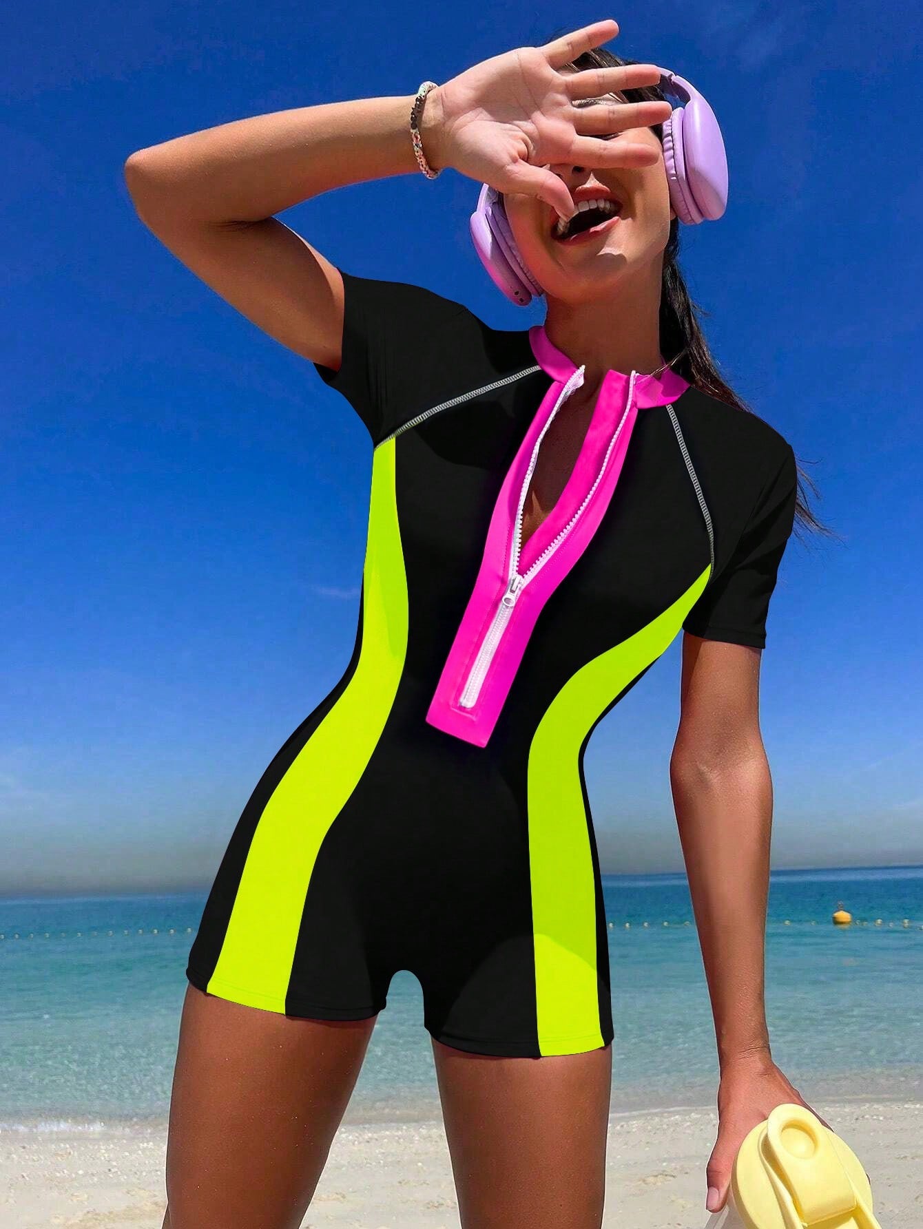 Traje de baño de una pieza Bikinx Summer Beach con cremallera y manga corta para surfear con paneles de neón en contraste