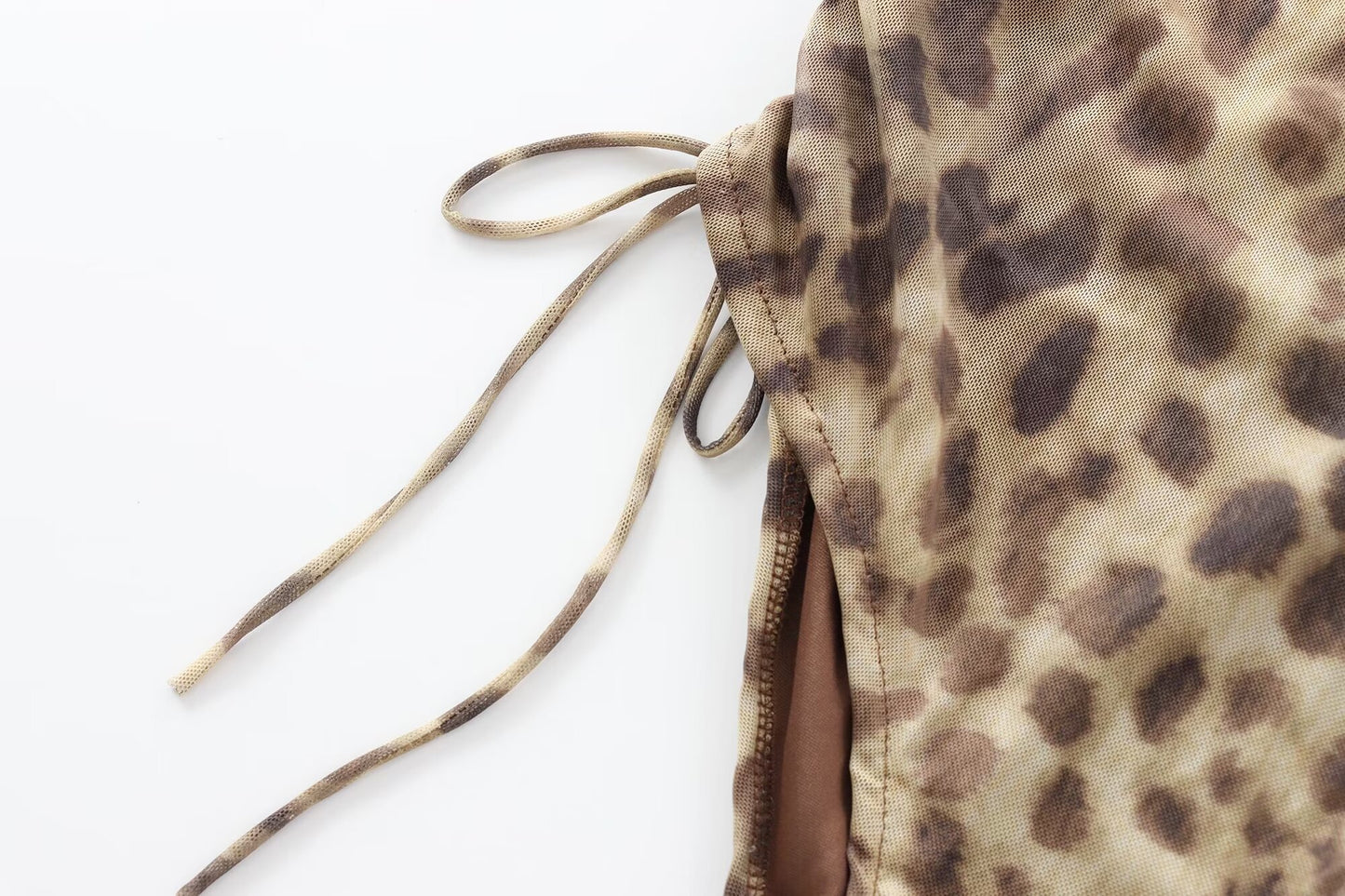 Traje de baño ajustado con decoración plisada de red de seda con estampado de animales de verano