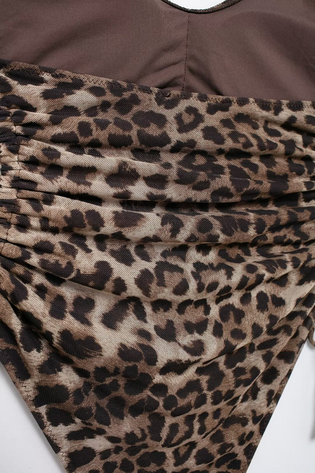 Traje de baño ajustado con decoración plisada de red de seda con estampado de animales de verano