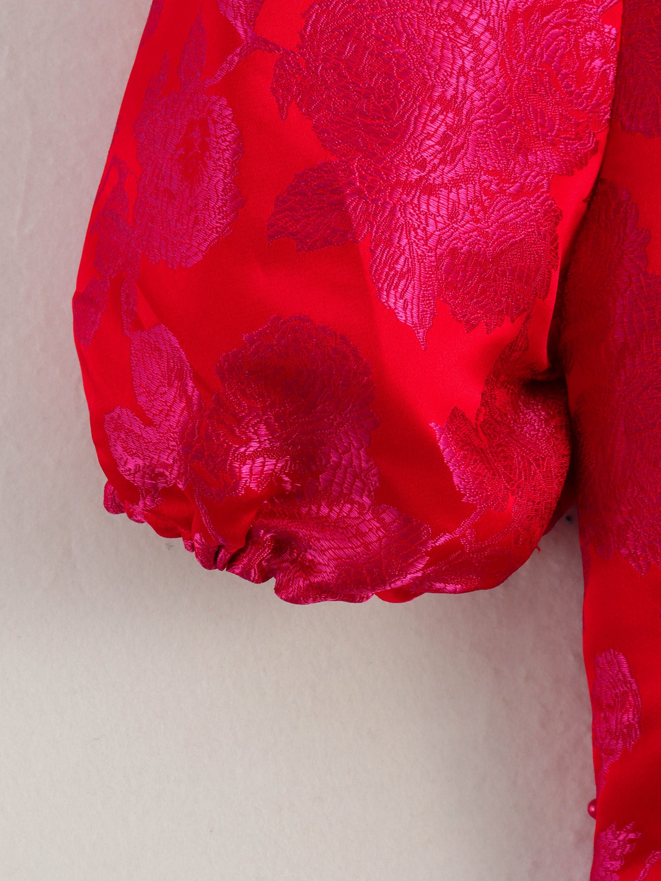 Vestido sexy de jacquard con escote cuadrado, mangas abullonadas y espalda cruzada, ajustado y ceñido a la cadera.