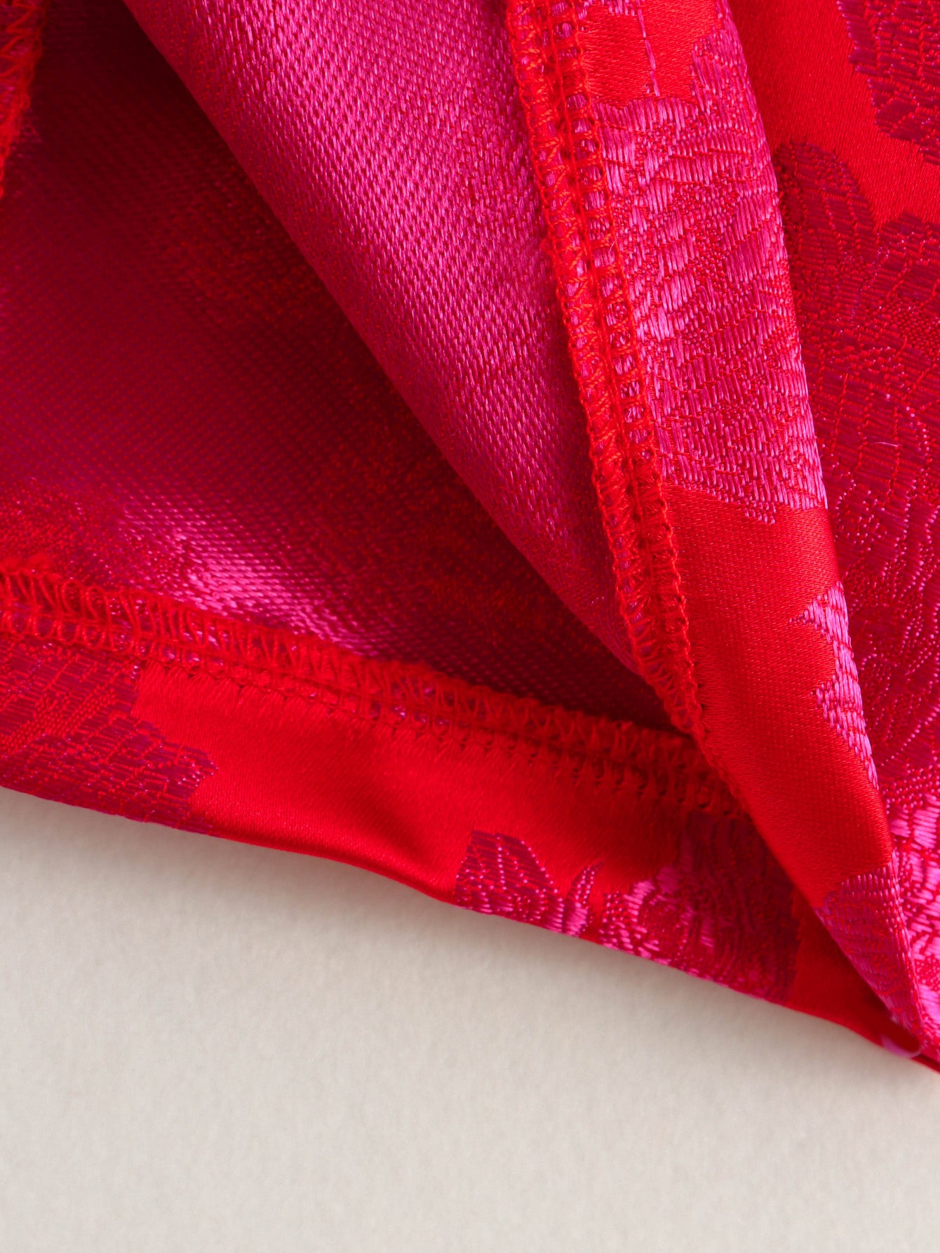 Vestido sexy de jacquard con escote cuadrado, mangas abullonadas y espalda cruzada, ajustado y ceñido a la cadera.