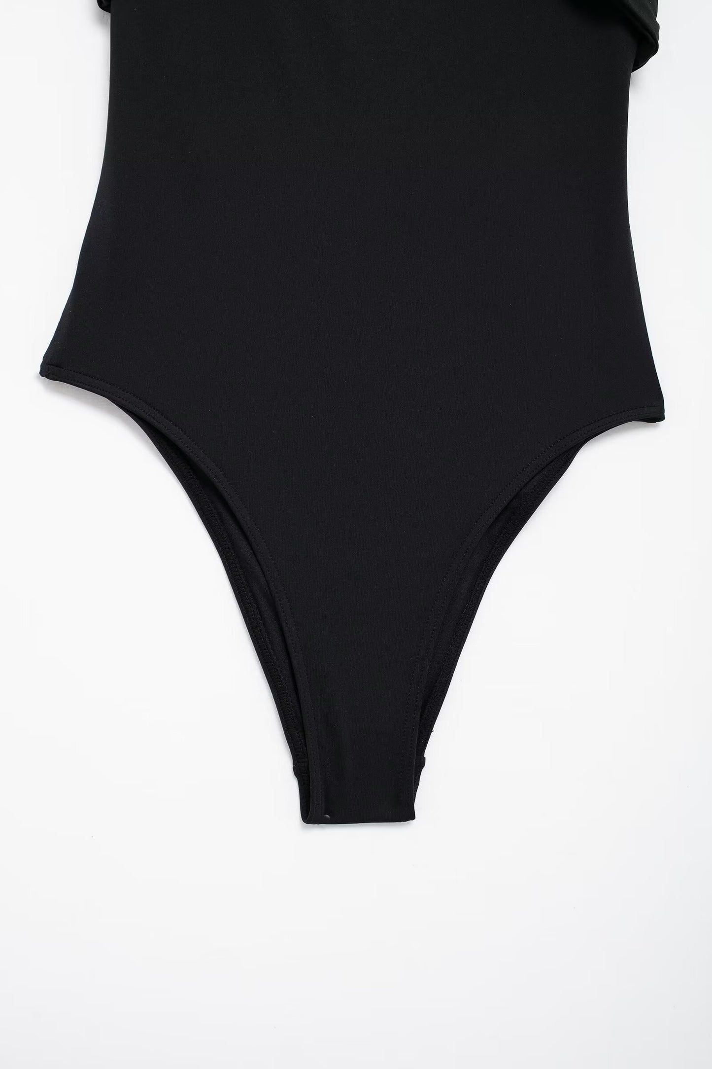 Traje de baño negro con escote desbocado y decoración metálica para mujer de verano