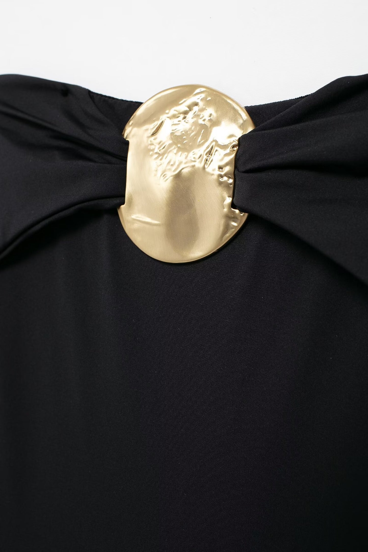 Traje de baño negro con escote desbocado y decoración metálica para mujer de verano