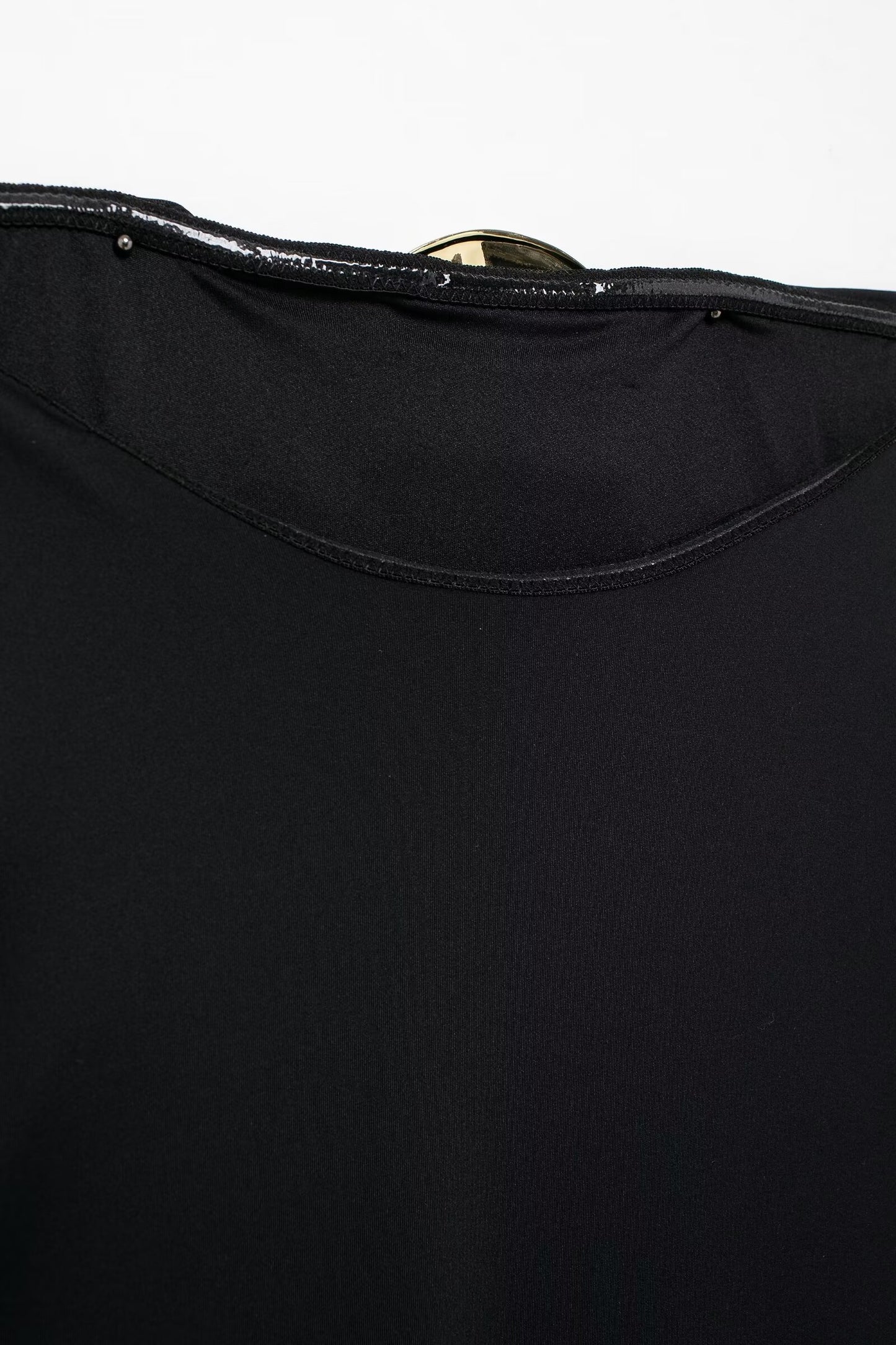 Traje de baño negro con escote desbocado y decoración metálica para mujer de verano