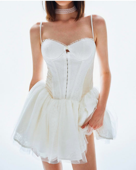 Vestido de encaje bordado con cintura moldeada, sexy, fresco, dulce y picante para vacaciones de primavera y verano.