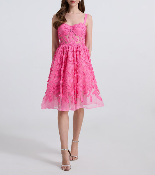 Vestido de mujer con encaje bordado, malla, corte entallado, escote halter, tirantes finos, vuelo, de varias capas