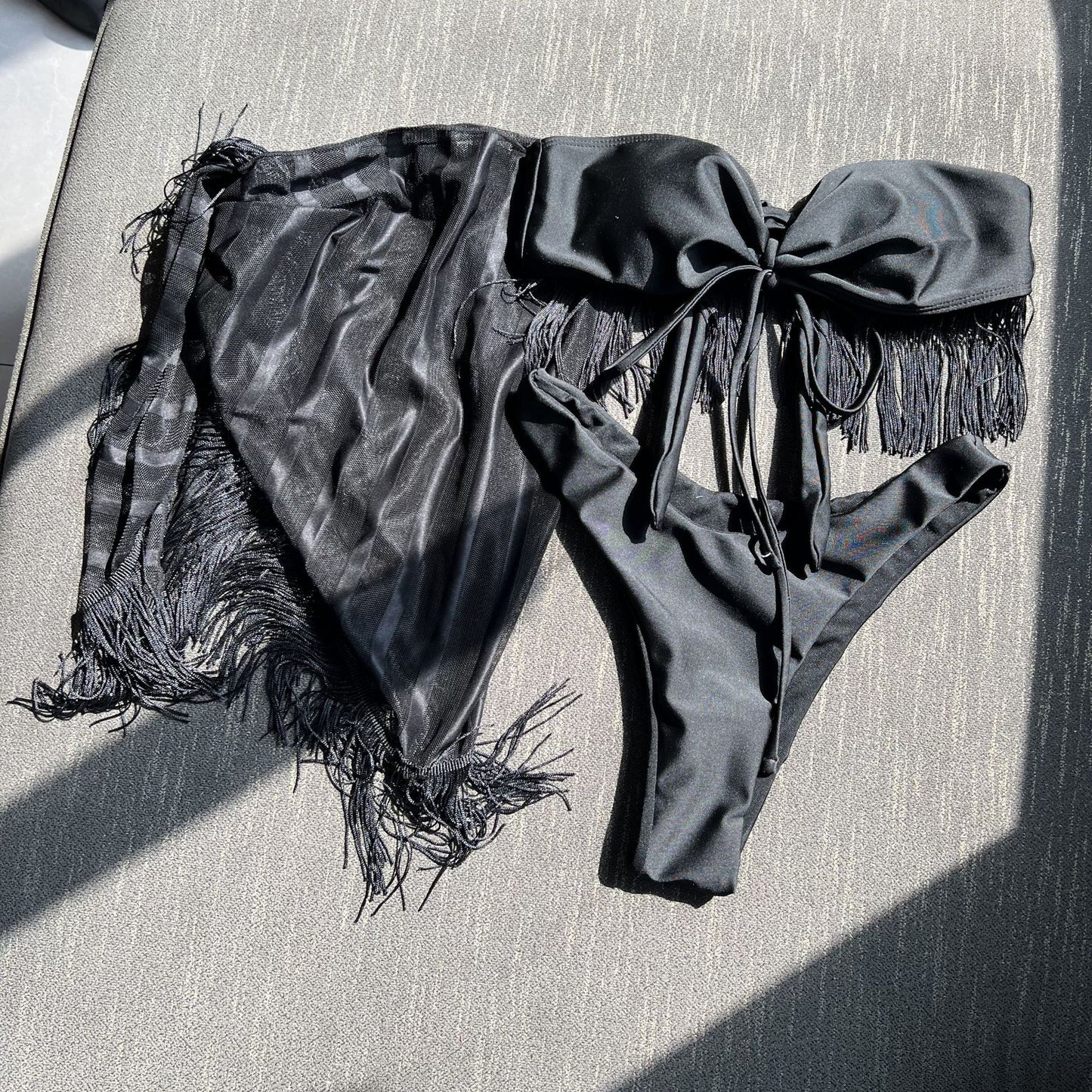 Traje de baño de tres piezas de bikini con borlas y tirantes de malla