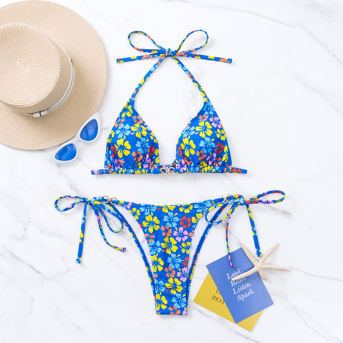 Bikini de triángulo con encaje y cuello halter sexy. Traje de baño con lazo.