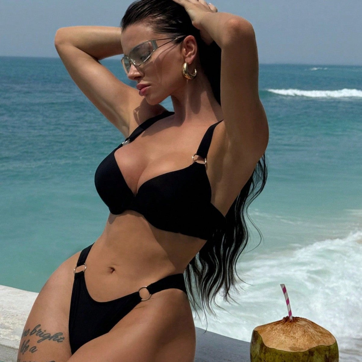 Traje de baño de bikini dividido con bolsa rígida de color sólido