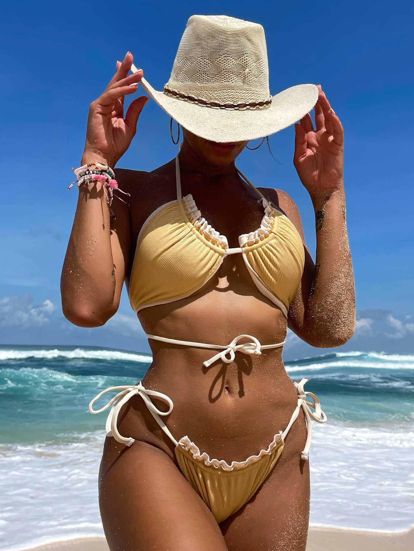Traje de baño de bikini sexy con rayas hundidas y encaje ajustable con bolsa triangular horizontal