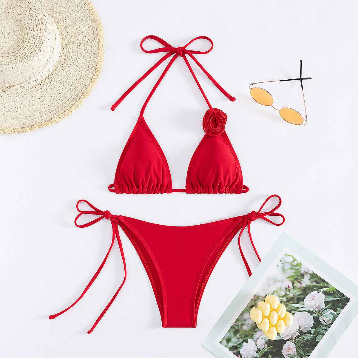 Bikini sexy de color sólido con estampado floral en tres dimensiones y abertura.