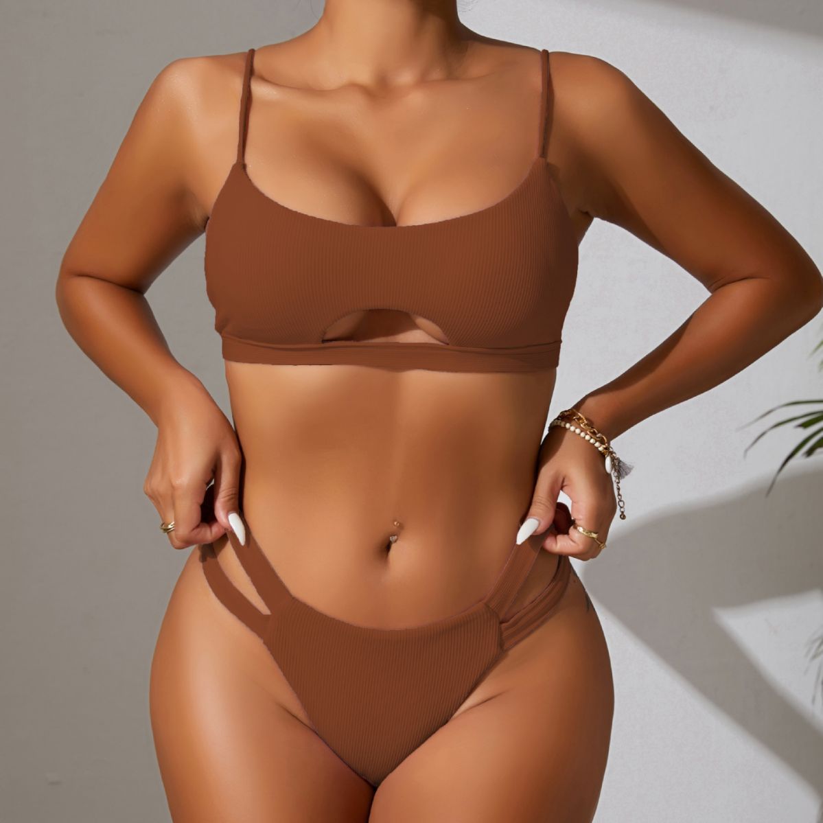 Bikini de dos piezas con recortes sexys de color liso y rayas hundidas