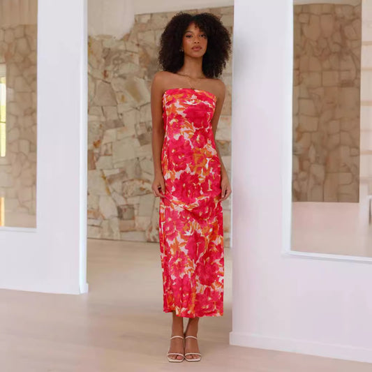 Elegante y moderno vestido de satén con espalda descubierta y top de tubo para socialités