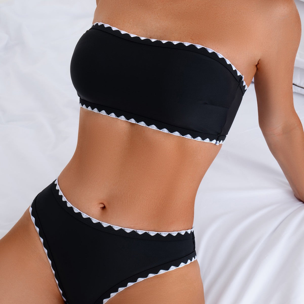 Traje de baño de verano para mujer con parte superior de tubo dividido y espalda descubierta.