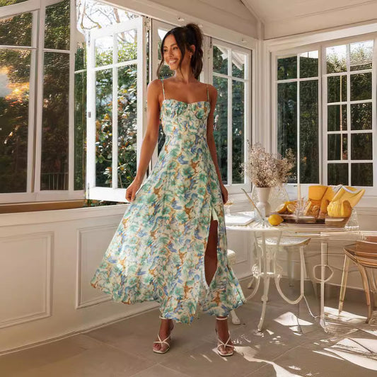 Vestido largo veraniego con tirantes, dobladillo estampado, abertura y espalda descubierta