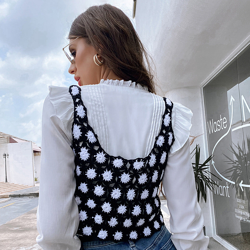 Top de verano de talla media sexy con efecto adelgazante irregular en color negro.