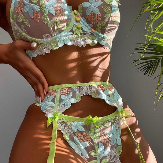 Conjunto sexy de tres piezas con bordado de malla fresca verde esmeralda