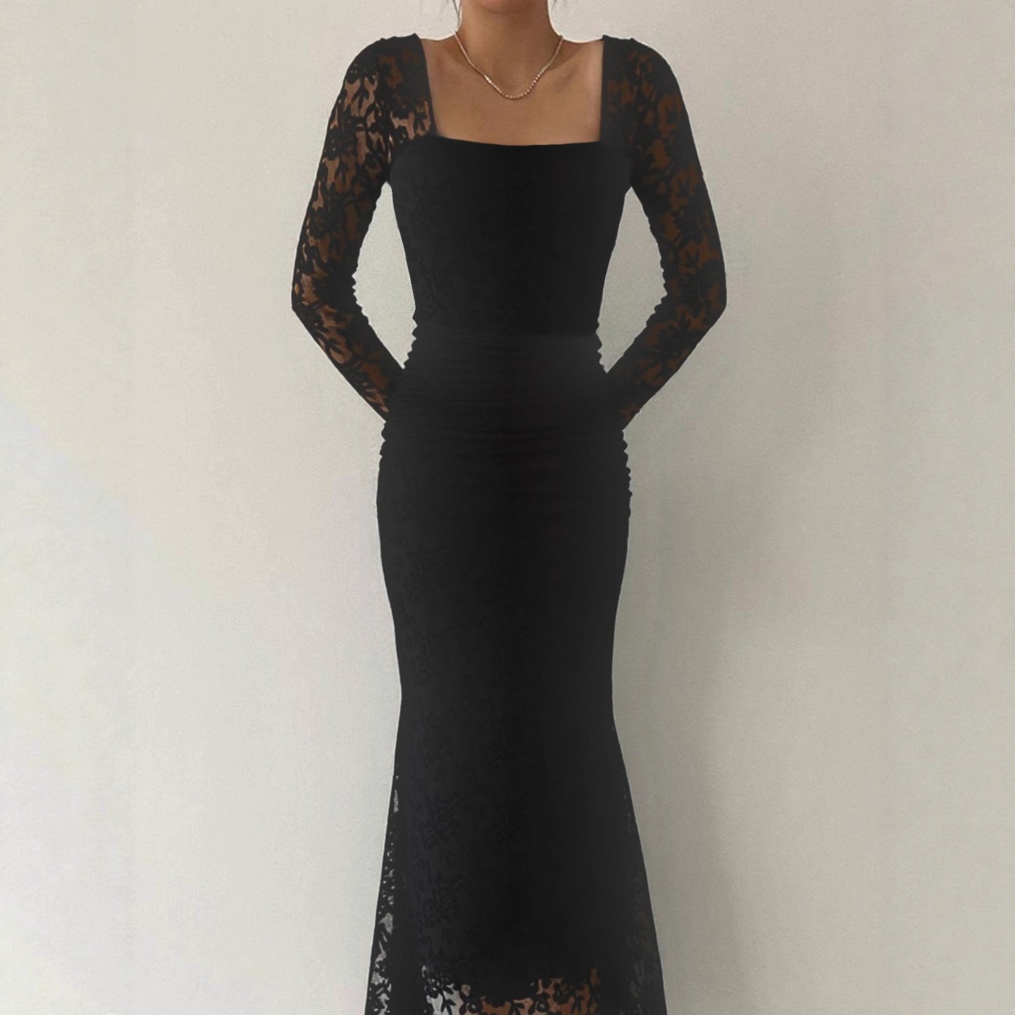 Robe maxi plissée élégante et tendance, ornée de dentelle et d'un col carré, idéale pour l'automne et l'hiver.