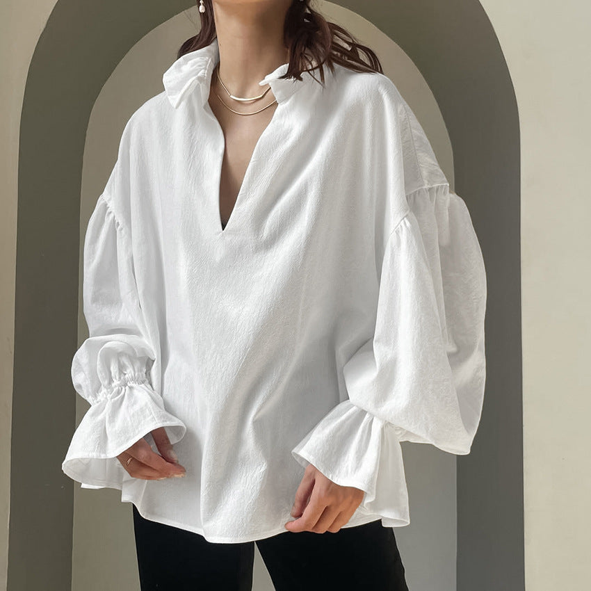 Chemise blanche en coton texturé, ample, col V, manches bouffantes, manches longues, collection printemps femme.