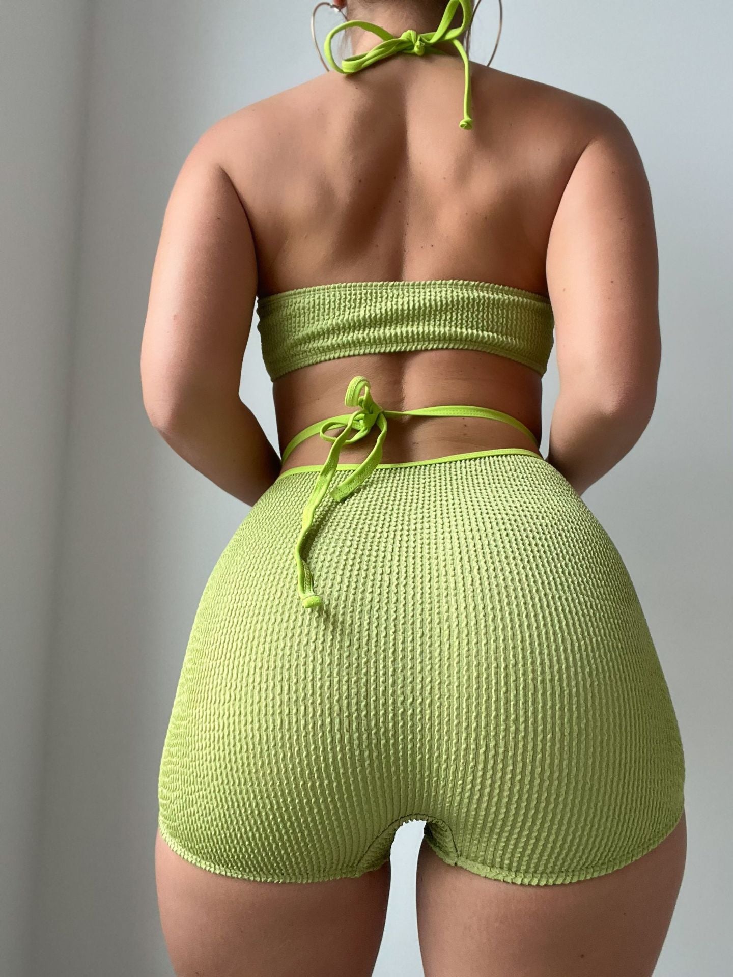 Traje de baño sexy con cuello halter y abertura en color sólido