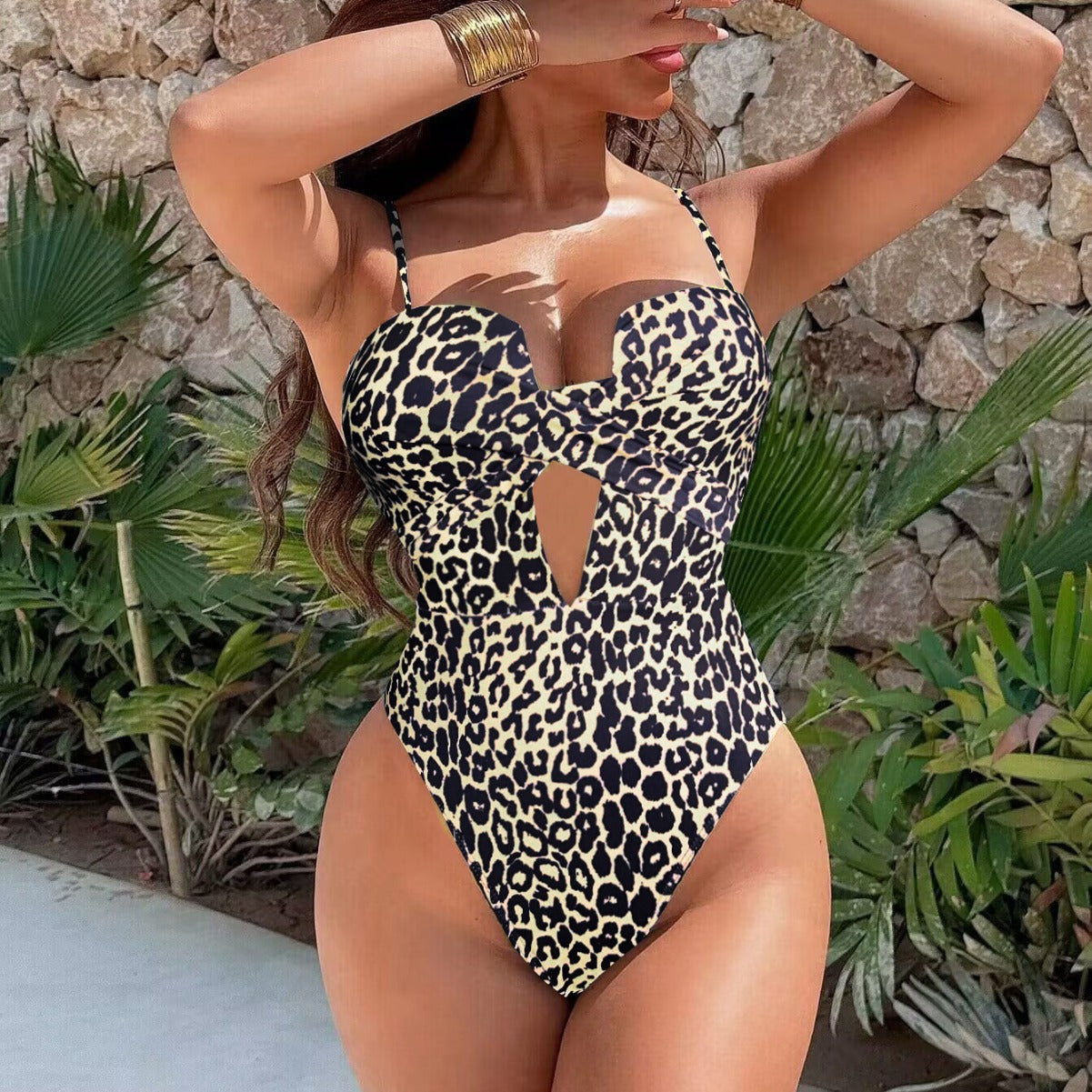 Bikini de una pieza con estampado de leopardo y tirantes finos