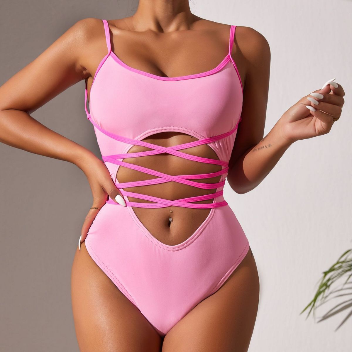 Traje de baño sexy de color contrastante, traje de baño sin espalda con tirantes y aberturas para mujer