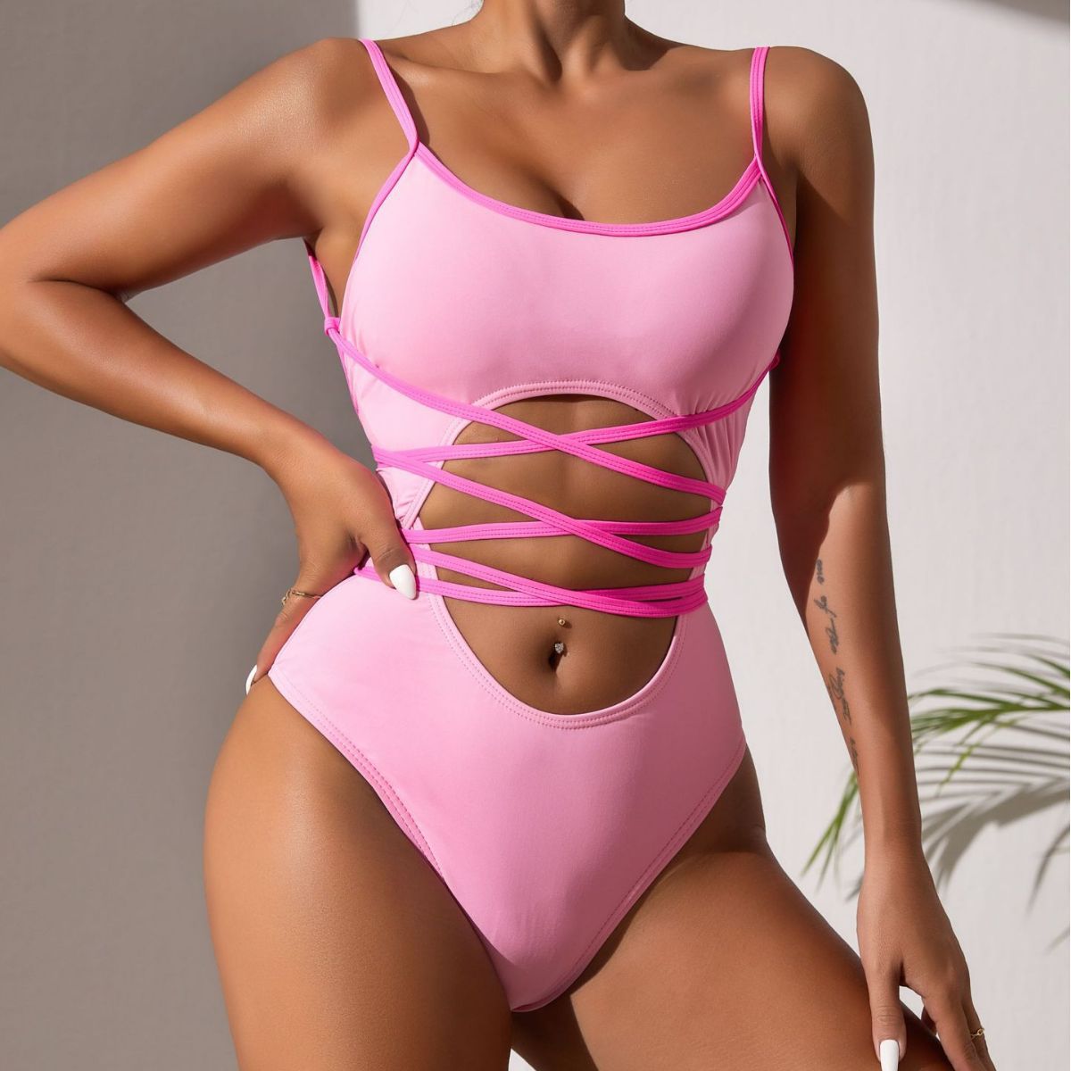 Traje de baño sexy de color contrastante, traje de baño sin espalda con tirantes y aberturas para mujer