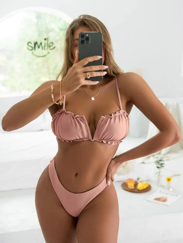 Traje de baño de bikini con tirantes en el pecho y pliegues divididos