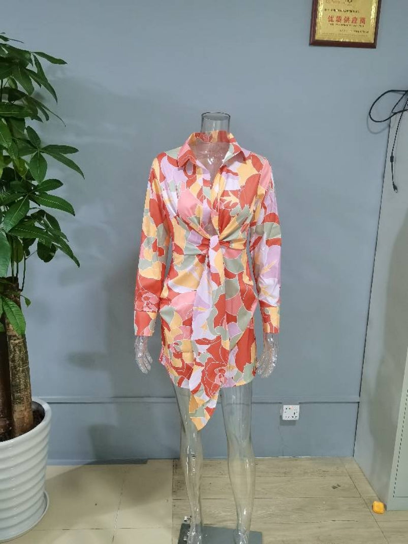 Vestido camisero de manga larga con botones y estampado digital para mujer.