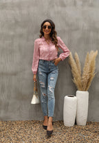 Camisa de manga larga con cuello en V y flores bordadas y orejas de madera para mujer