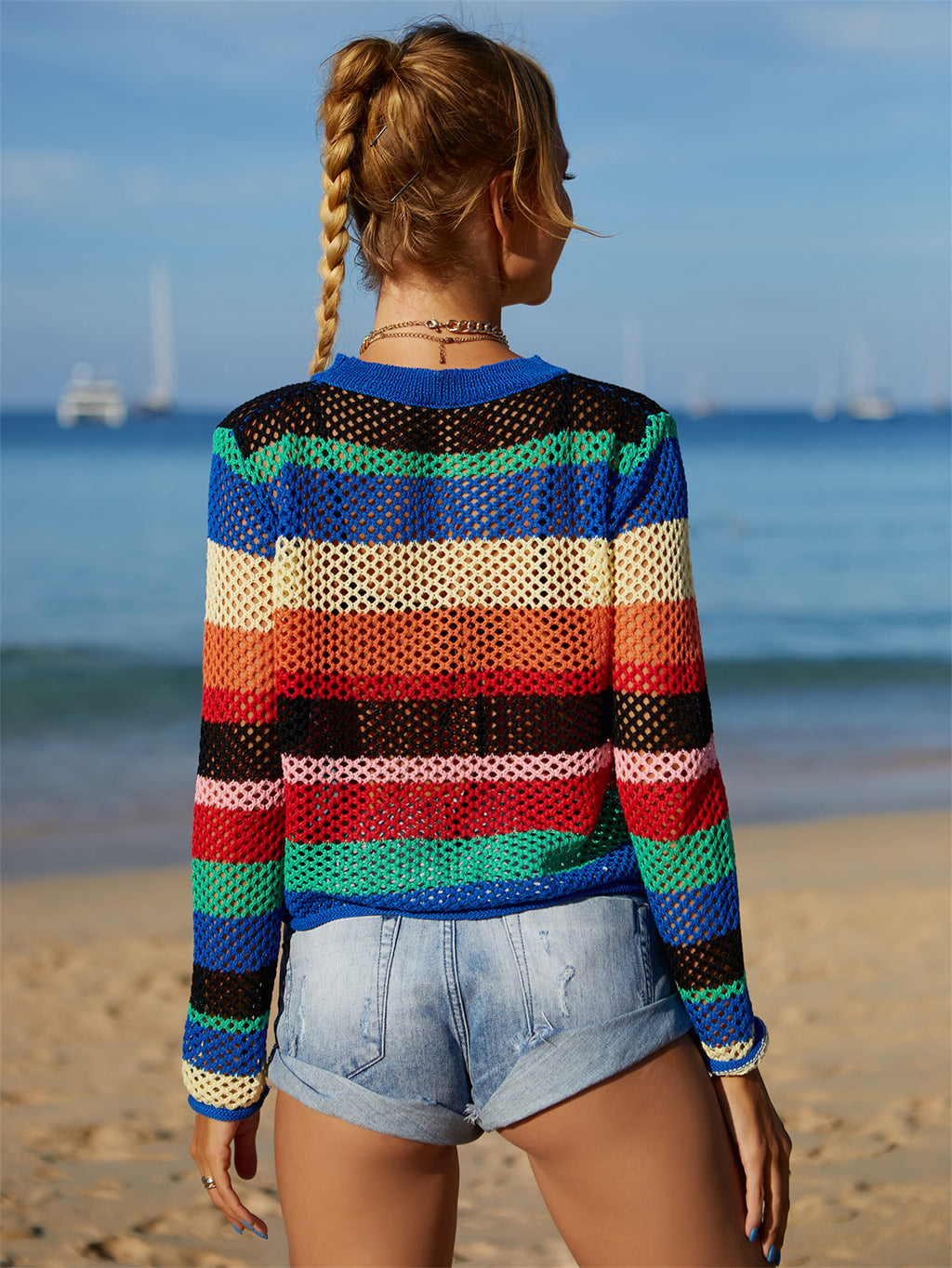 Robe de plage d'été en tricot avec coutures arc-en-ciel et découpes ajourées