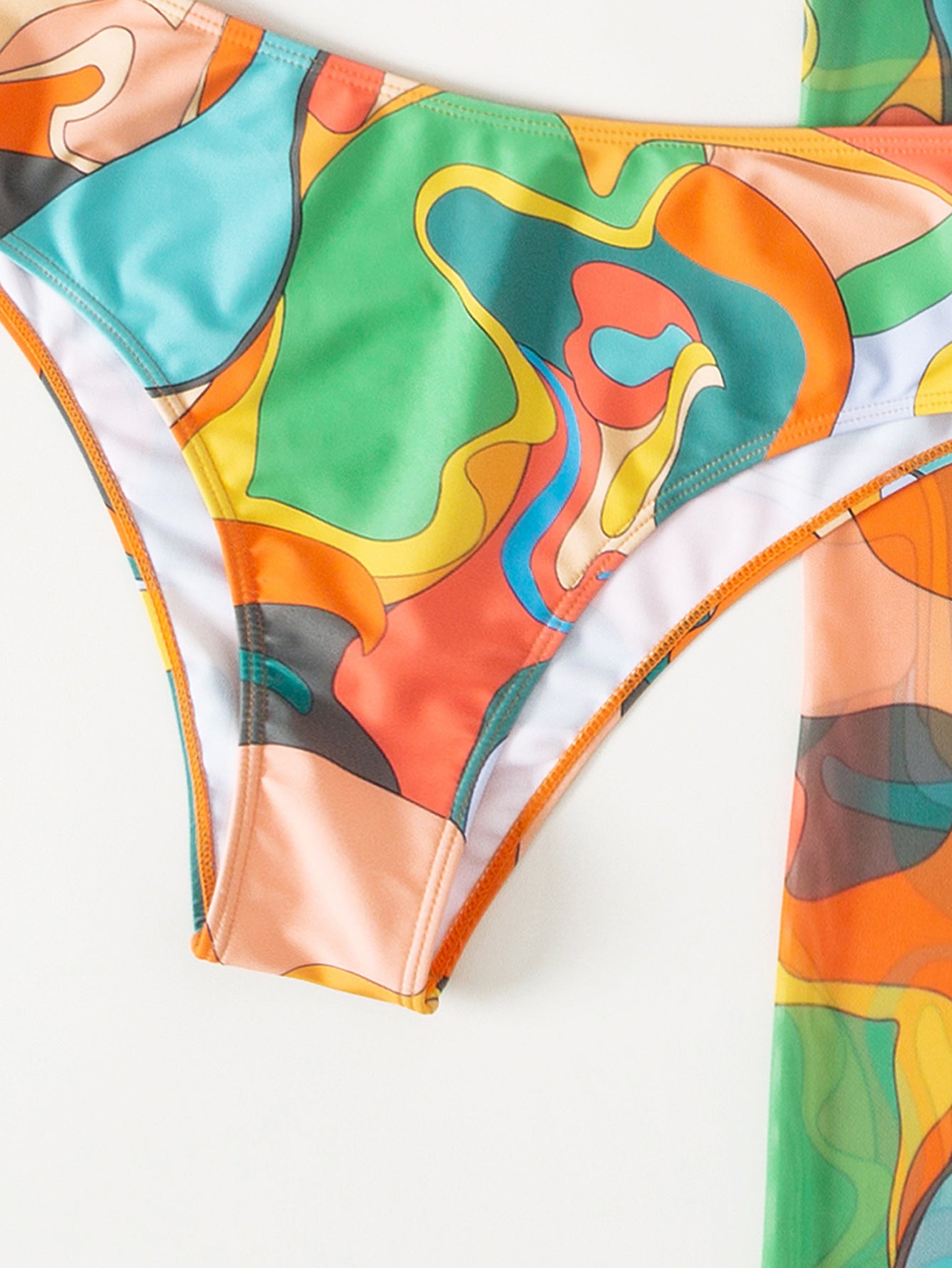 Traje de baño dividido de tres piezas con top de tubo y protector solar, falda de gasa.