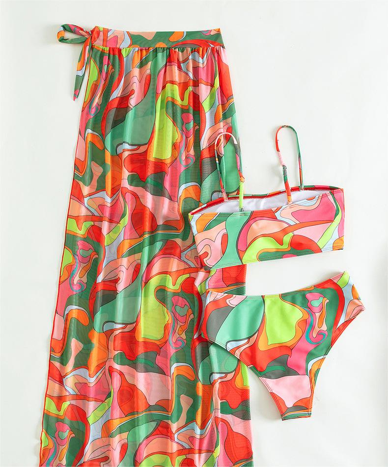 Traje de baño dividido de tres piezas con top de tubo y protector solar, falda de gasa.