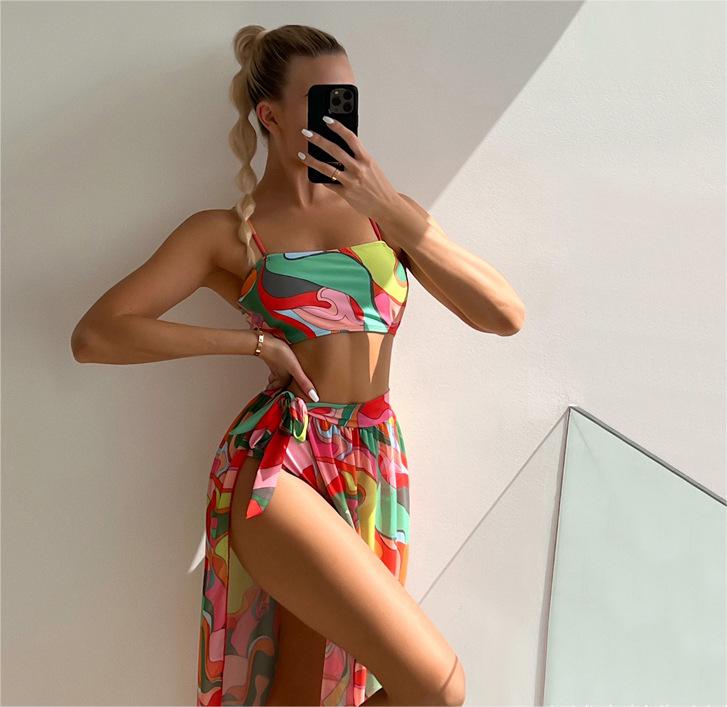 Traje de baño dividido de tres piezas con top de tubo y protector solar, falda de gasa.