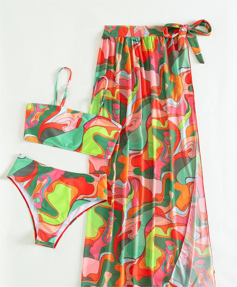Traje de baño dividido de tres piezas con top de tubo y protector solar, falda de gasa.