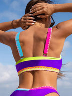 Top de bikini con ribetes en contraste y bloques de color de Bikinx