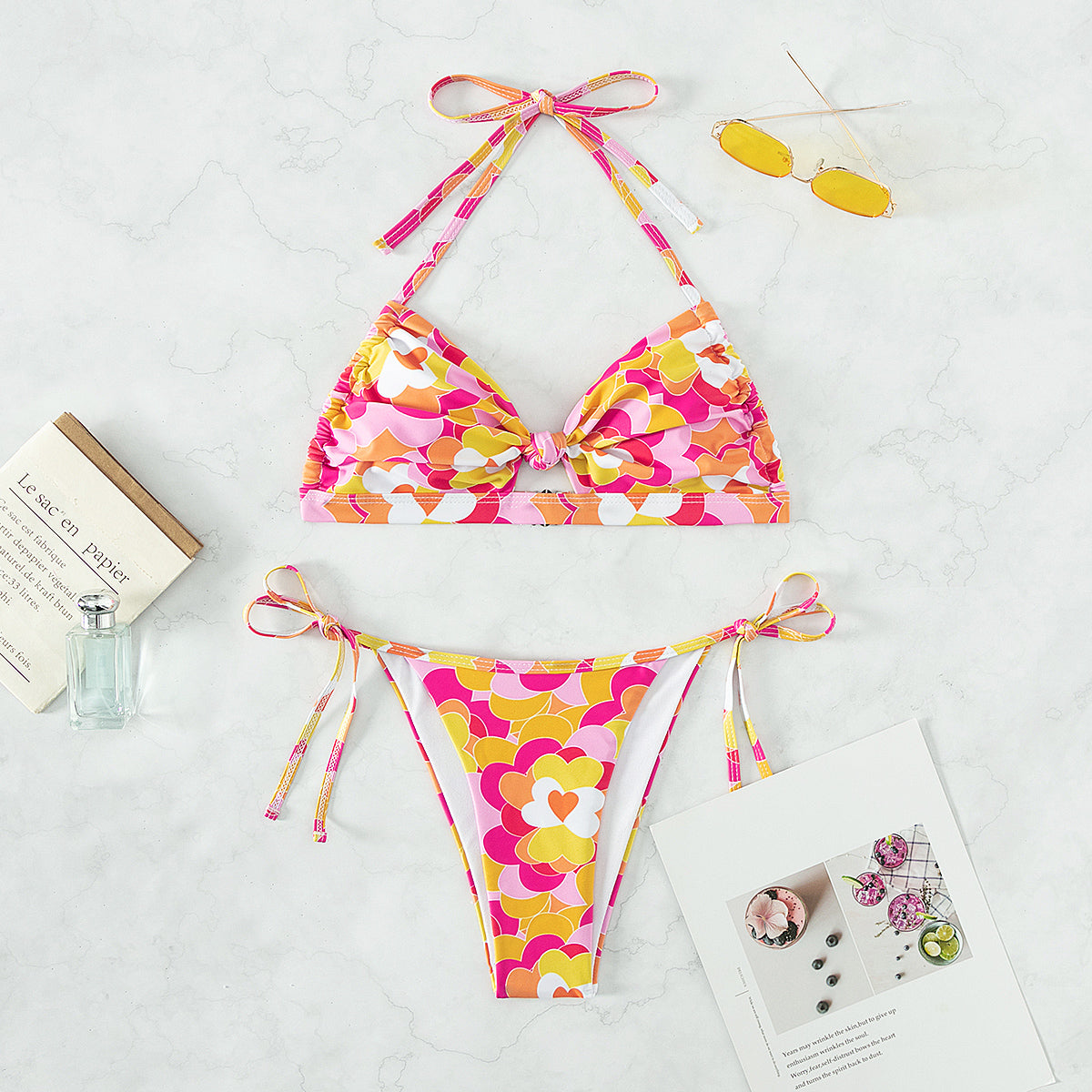 Traje de baño de bikini sexy con cuello halter dividido y estampado.
