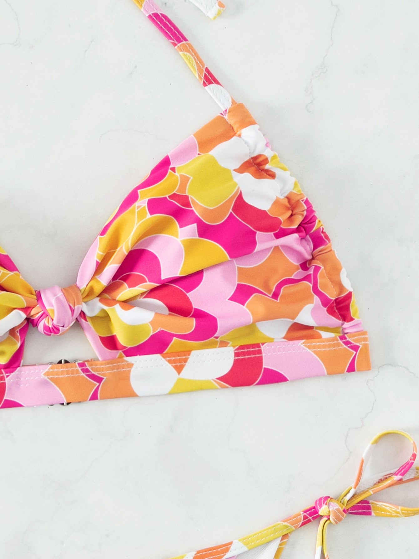 Traje de baño de bikini sexy con cuello halter dividido y estampado.
