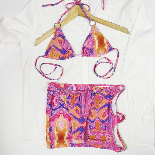 Traje de baño de tres piezas con falda exterior y estampado sexy