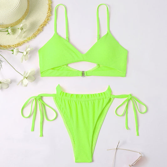 Traje de baño de bikini sexy con rayas hundidas de tela especial popular para mujer