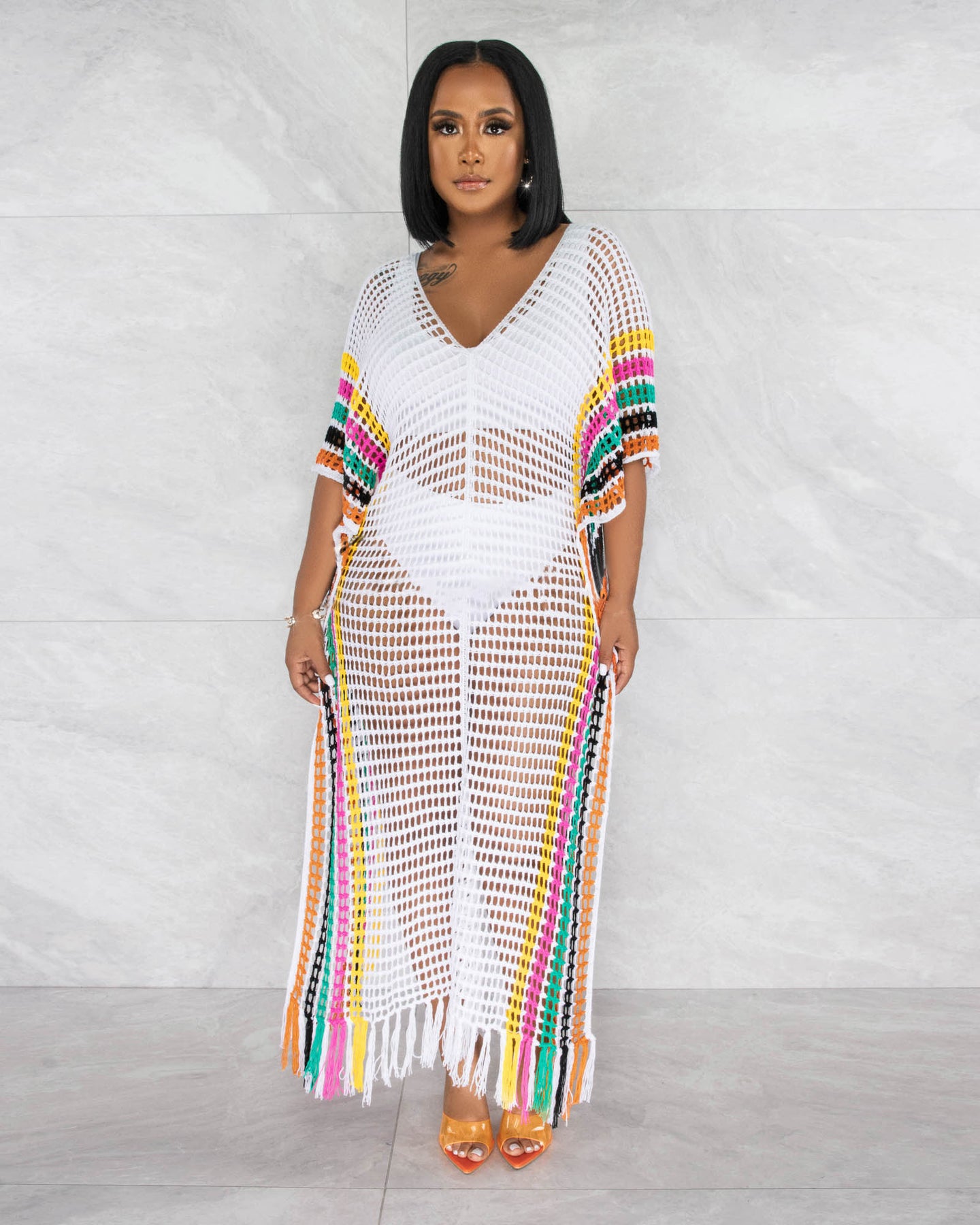 Robe d'été sexy en laine tricotée au crochet à la main avec pompons et couleurs assorties pour la plage