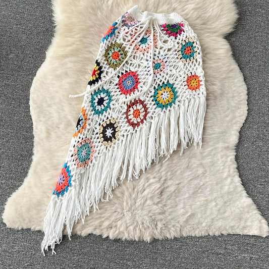 Falda tejida a mano estilo bohemio Bikinx con bloques de color irregulares y detalle de borlas