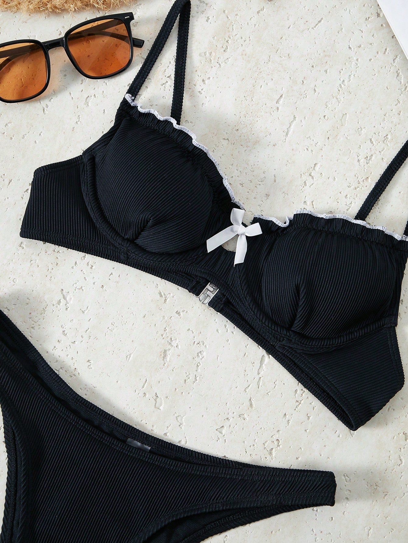 Bikini Bikinx de color liso con tirantes finos y ribete en contraste con aros
