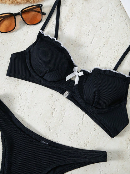 Bikini Bikinx de color liso con tirantes finos y ribete en contraste con aros