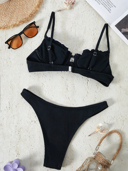 Bikini Bikinx de color liso con tirantes finos y ribete en contraste con aros