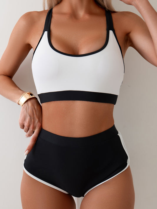 Traje de baño deportivo de competición dividido en blanco y negro con contraste para mujer